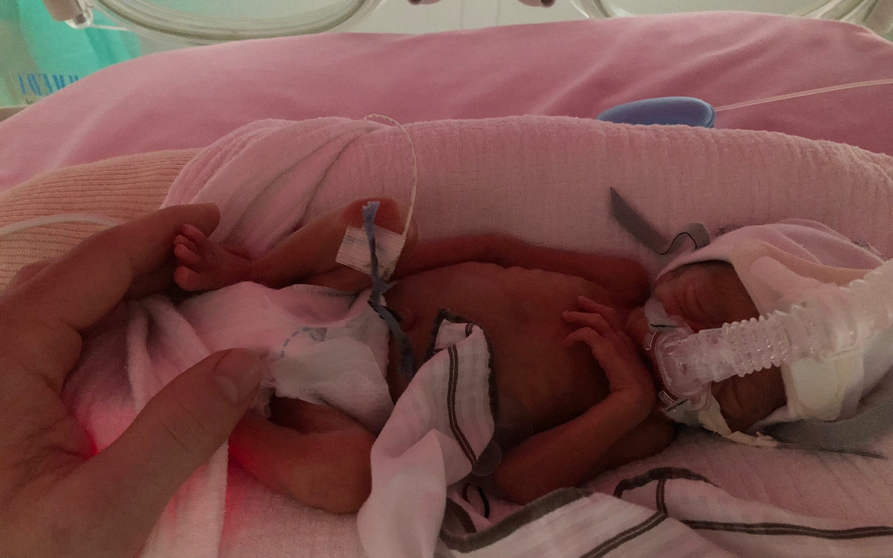 Grand-prématuré sous couveuse