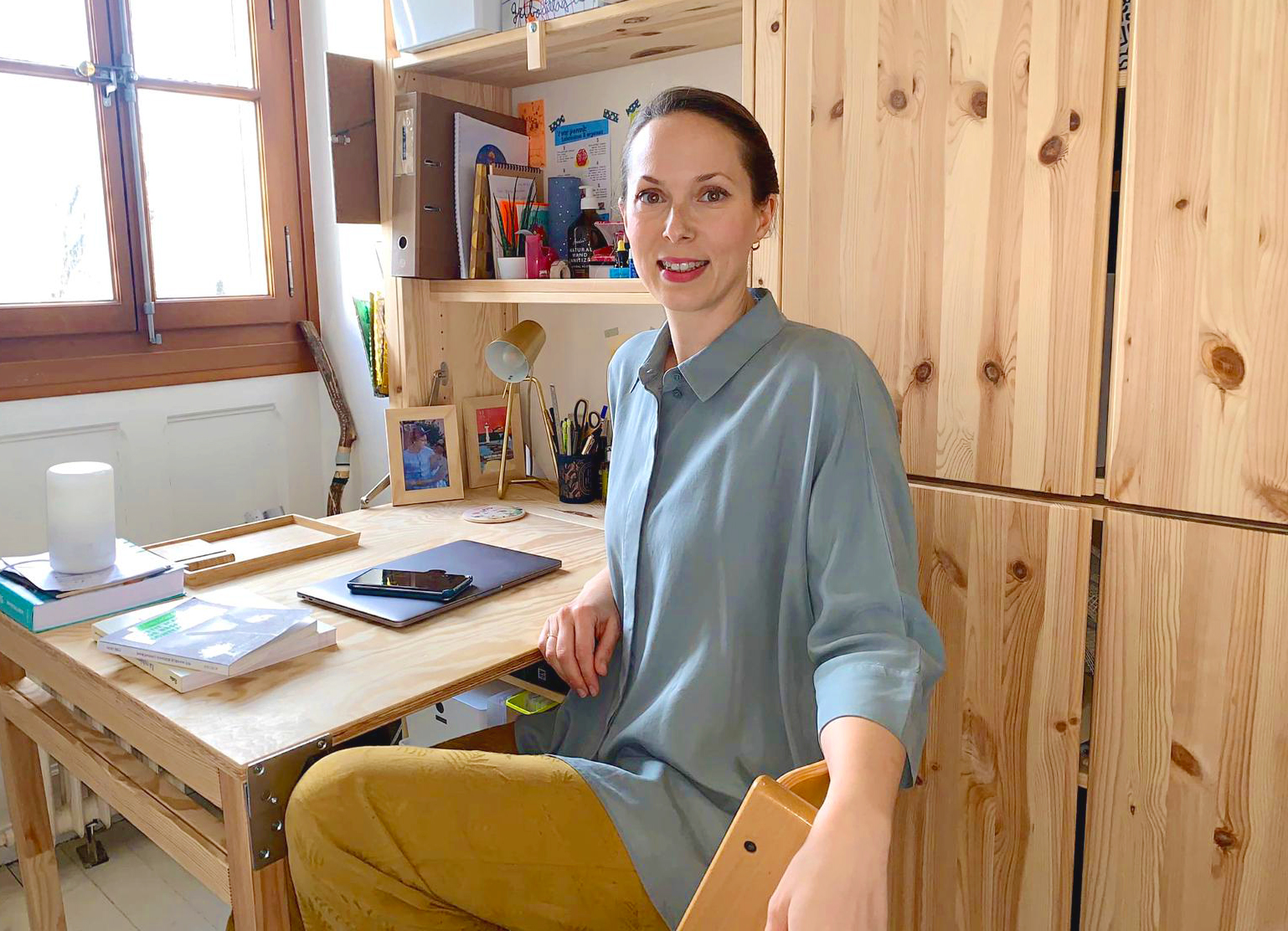Jasmina assise à son bureau