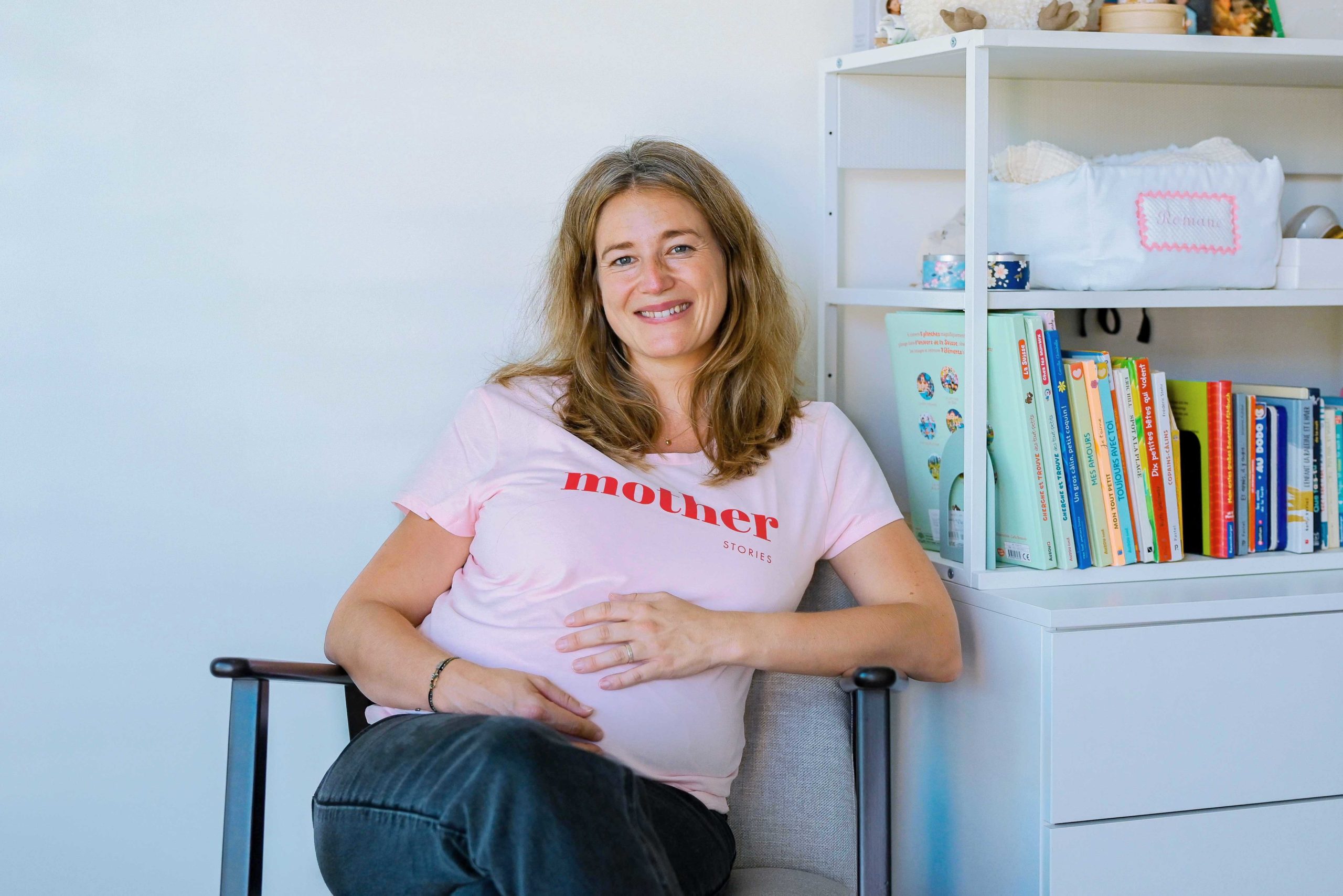 Portrait de Charlotte, future repreneuse de MotherStories, souriante – annonce d’un nouveau chapitre